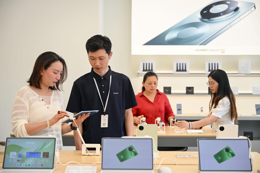 Persone acquistano prodotti di elettronica di consumo in un negozio a Guiyang, nella provincia del Guizhou, Cina sud-occidentale. (10 aprile 2026 - Yuan Fuhong/Xinhua)