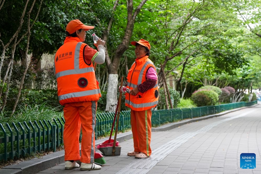 Operatori ecologici dotati di gilet refrigeranti per affrontare il caldo estivo a Nanjing