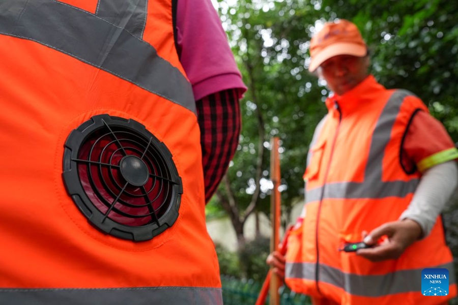 Operatori ecologici dotati di gilet refrigeranti per affrontare il caldo estivo a Nanjing