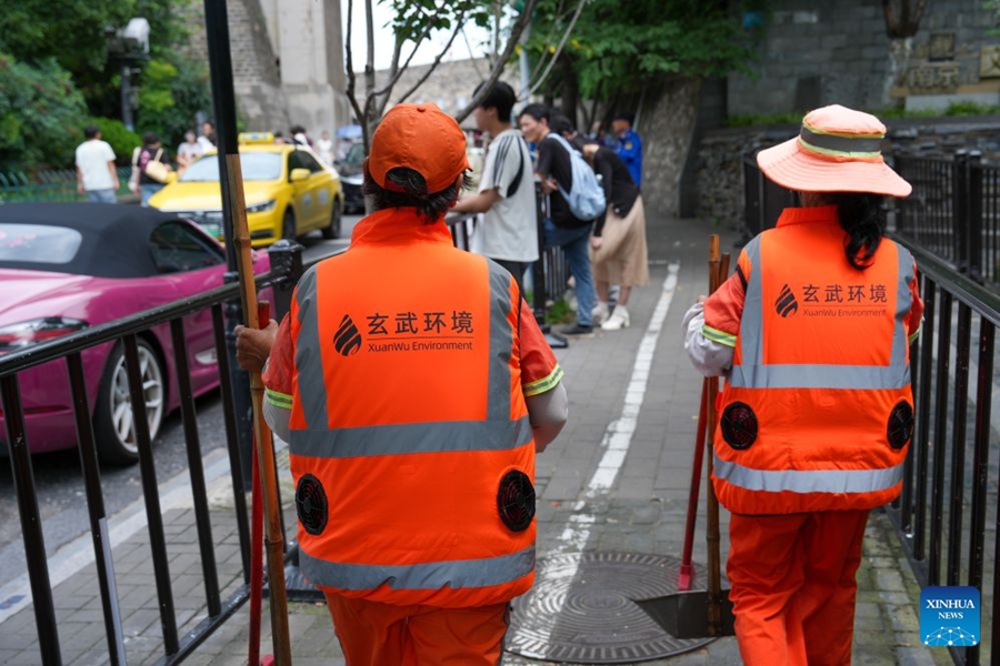 Operatori ecologici dotati di gilet refrigeranti per affrontare il caldo estivo a Nanjing