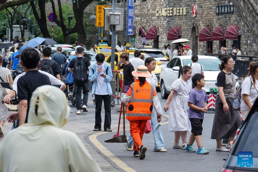 Operatori ecologici dotati di gilet refrigeranti per affrontare il caldo estivo a Nanjing