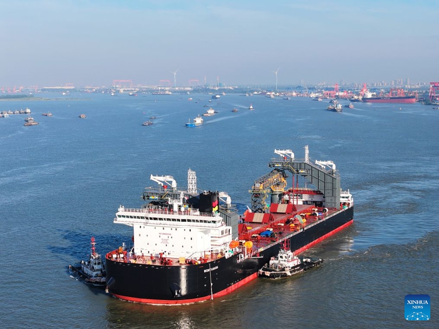 La prima nave al mondo da 41.800 tonnellate a scarico autonomo e navigazione bidirezionale salpa dal Yangzhou
