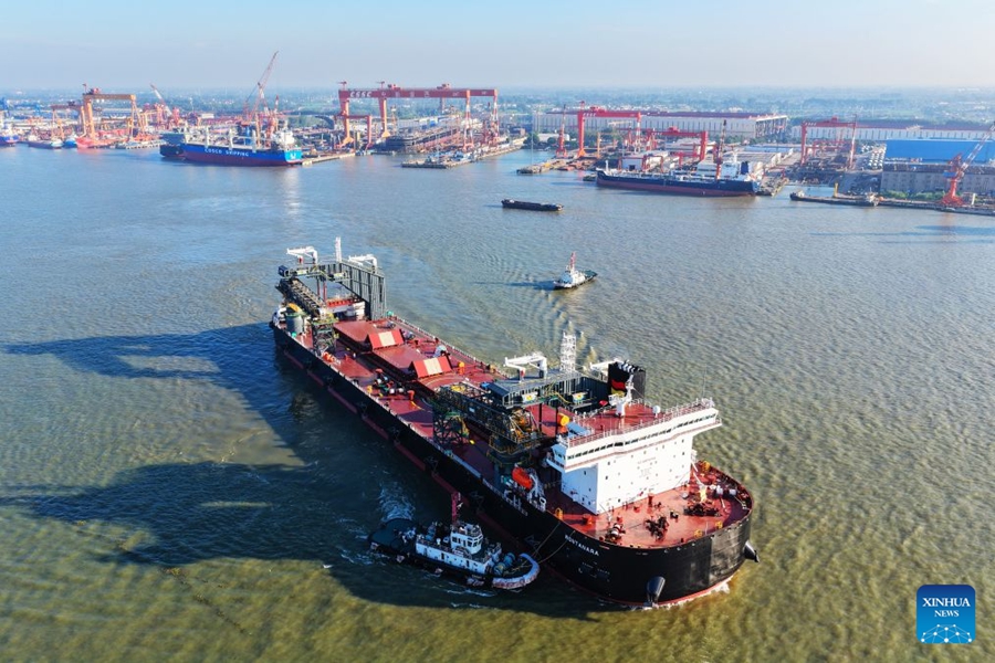 La prima nave al mondo da 41.800 tonnellate a scarico autonomo e navigazione bidirezionale salpa dal Yangzhou