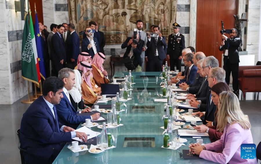 Il Vicepresidente del Consiglio e Ministro degli Affari Esteri italiano, Antonio Tajani, e il Ministro degli Affari Esteri saudita, Principe Faisal bin Farhan Al Saud, tengono un colloquio a margine di una riunione dell'Alleanza globale per l'attuazione della soluzione dei due Stati a Roma. (29 luglio 2026 - Xinhua/Wang Kaiyan)