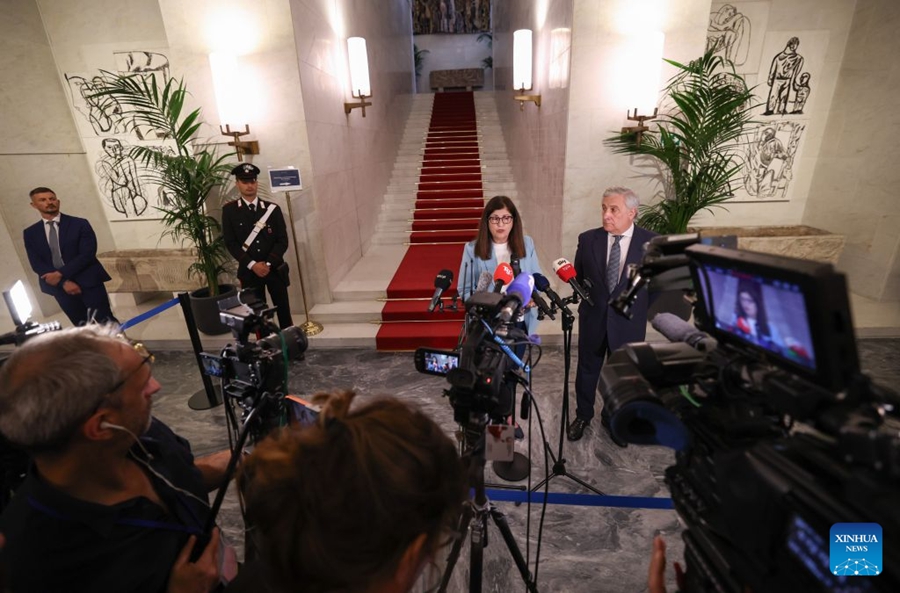 La Ministra degli Esteri palestinese Varsen Aghabekian Shahin (a sinistra) e Antonio Tajani parlano ai media dopo i colloqui avuti a margine di una riunione dell'Alleanza globale per l'attuazione della soluzione dei due Stati a Roma. (29 luglio 2026 - Xinhua/Wang Kaiyan)