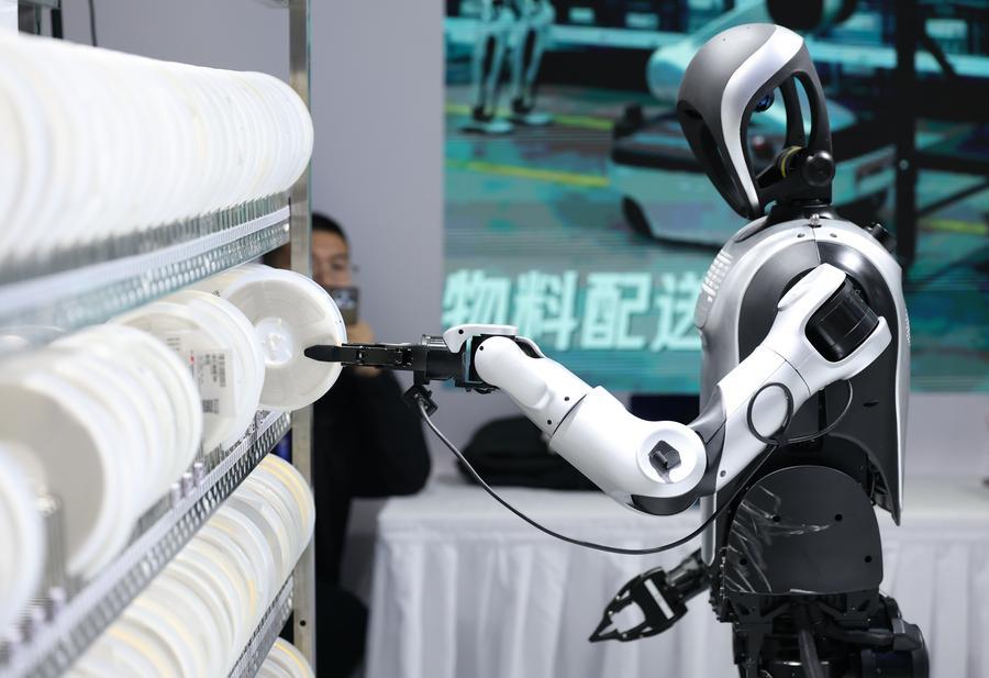 Un robot afferra un oggetto durante l'International Sci-Fi and Future Tech Expo Beijing 2026 a Beijing, capitale della Cina. (27 marzo 2026 - Xinhua/Zhang Chenlin)
