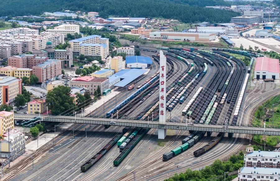 Treni merci della tratta Cina-Europa in attesa del trasbordo presso un piazzale della stazione di Suifenhe, nella provincia dello Heilongjiang, Cina nord-orientale. (13 luglio 2026 - Qu Yiwei/Xinhua)