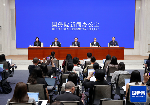 Yan Dong, Vice Ministro del Commercio, Lin Weilong, Direttore del Dipartimento di Ricerca sulle Politiche, Han Yong, Direttore Generale del Dipartimento per gli Affari WTO, e He Shaojun, alto funzionario del Dipartimento del Commercio Estero, illustrano la posizione della Cina in merito alla questione della cosiddetta "sovraccapacità". Ufficio di informazione del Consiglio di Stato