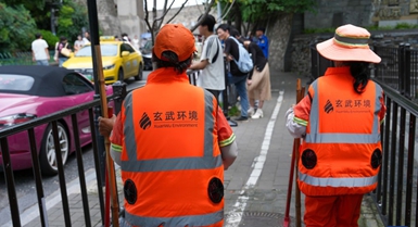 Operatori ecologici dotati di gilet refrigeranti per affrontare il caldo estivo a Nanjing
