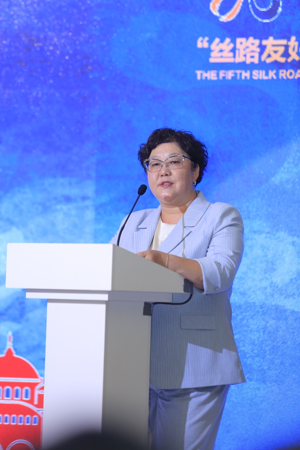 Salkyn Sarnogoeva, Vice Ministra della Cultura, dell'Informazione e delle Politiche Giovanili della Repubblica del Kirghizistan, tiene un discorso di benvenuto alla quinta Silk Road Friendship Award Ceremony, a Bishkek, Kirghizistan. (4 agosto 2026)