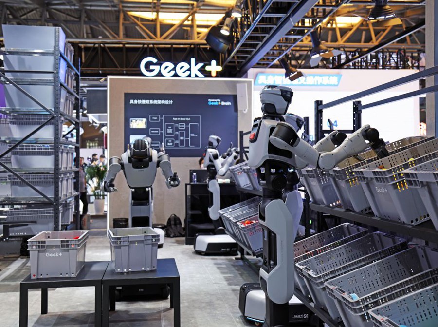 Robot umanoidi dimostrano capacità di sollevamento e smistamento durante la World AI Conference e la Riunione di alto livello sulla governance globale dell'IA del 2026 a Shanghai, Cina orientale. (19 luglio 2026 - Xinhua/Liu Ying)