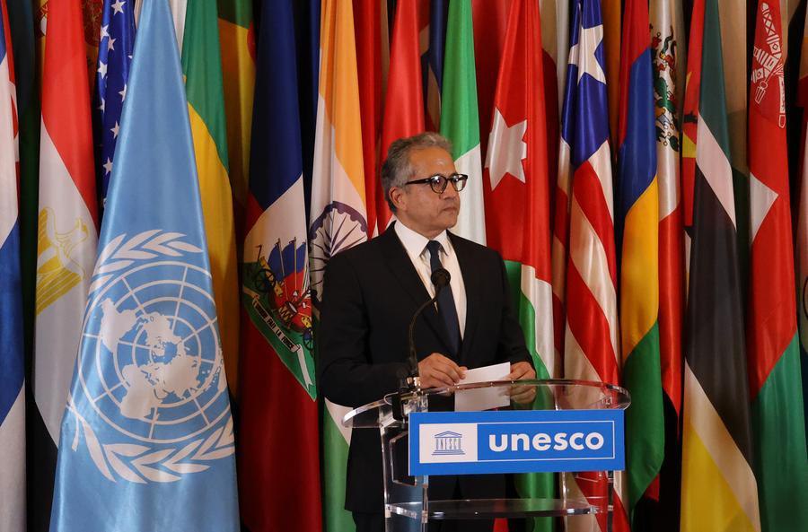 Khaled Ahmed El-Enany Ali Ezz parla dopo essere stato selezionato come candidato alla carica di Direttore Generale dell'UNESCO a Parigi, in Francia. (6 ottobre 2025 - Xinhua/Zhang Baihui)