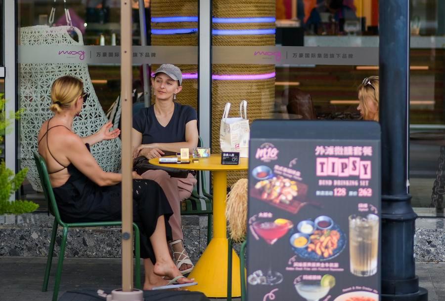 Turisti stranieri in un hotel nel distretto di Jiangbei, nella città di Ningbo, provincia del Zhejiang, Cina orientale. (28 luglio 2026 - Xinhua/Jiang Han)