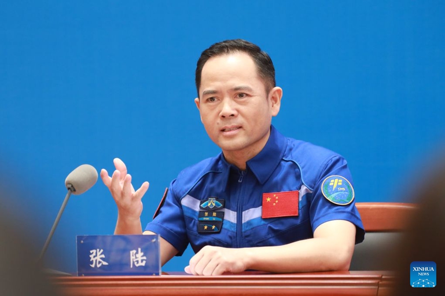 L'astronauta della missione Shenzhou-21 Zhang Lu durante la conferenza stampa a Beijing, capitale della Cina. (5 agosto 2026 - Zhang Wenjun/Xinhua)