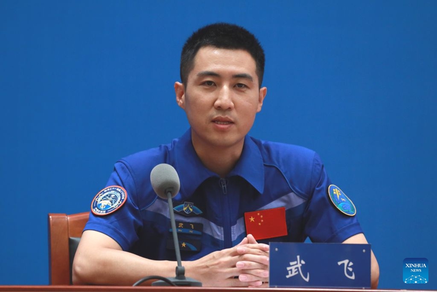 L'equipaggio della Shenzhou-21 fa la sua prima apparizione pubblica dopo una missione spaziale record di 210 giorni