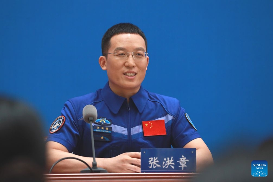 L'equipaggio della Shenzhou-21 fa la sua prima apparizione pubblica dopo una missione spaziale record di 210 giorni