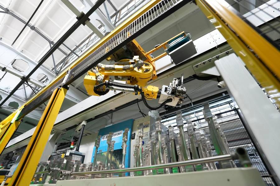Un braccio robotico in funzione presso un'officina della Harbin Turbine Co., Ltd. a Harbin, nella provincia dello Heilongjiang, Cina nord-orientale. (23 aprile 2026 - Xinhua/Wang Song)