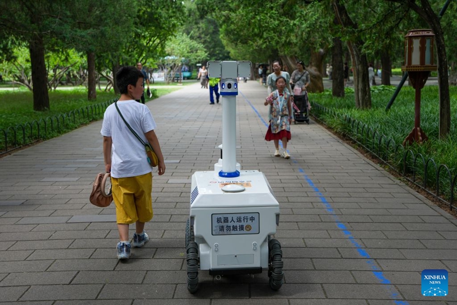 Nuovi robot nel Parco del Tempio del Cielo a Beijing