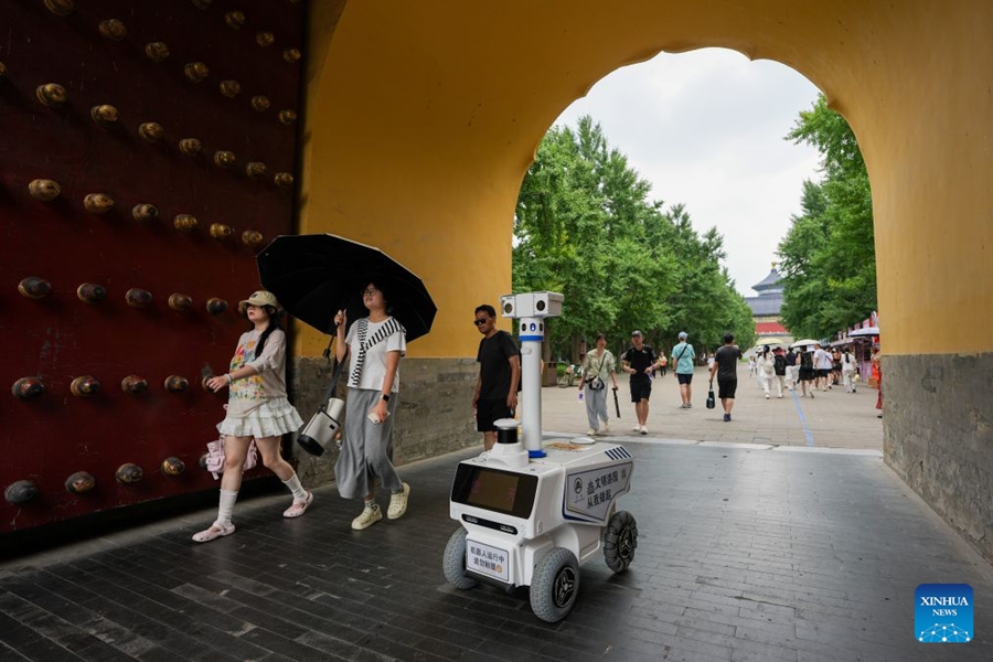 Nuovi robot nel Parco del Tempio del Cielo a Beijing