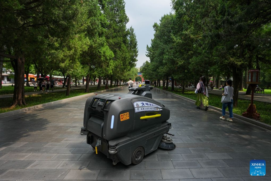 Nuovi robot nel Parco del Tempio del Cielo a Beijing