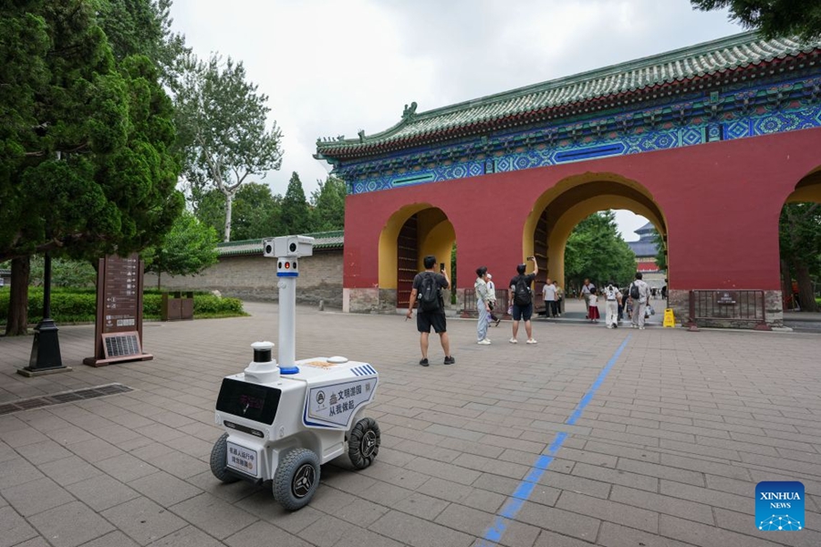 Nuovi robot nel Parco del Tempio del Cielo a Beijing