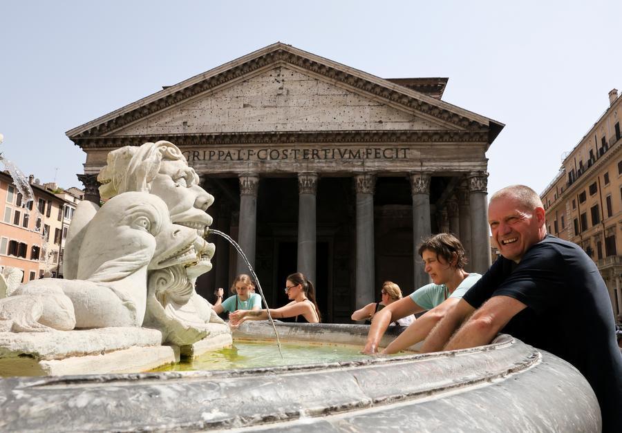 Turisti si rinfrescano alla Fontana del Pantheon durante un'ondata di caldo a Roma, Italia. (19 luglio 2026 - Xinhua/Li Jing)