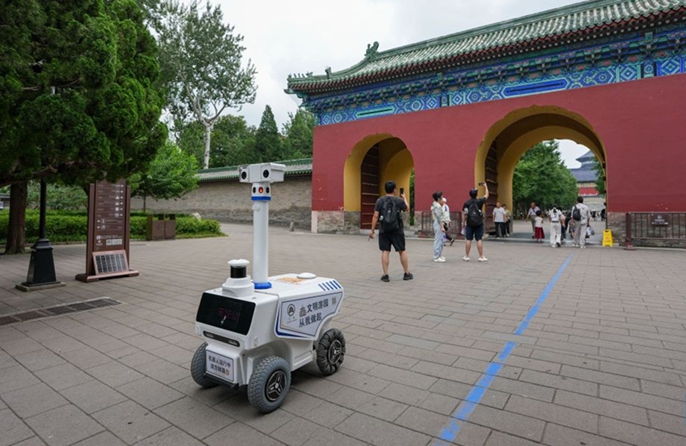 Nuovi robot nel Parco del Tempio del Cielo a Beijing