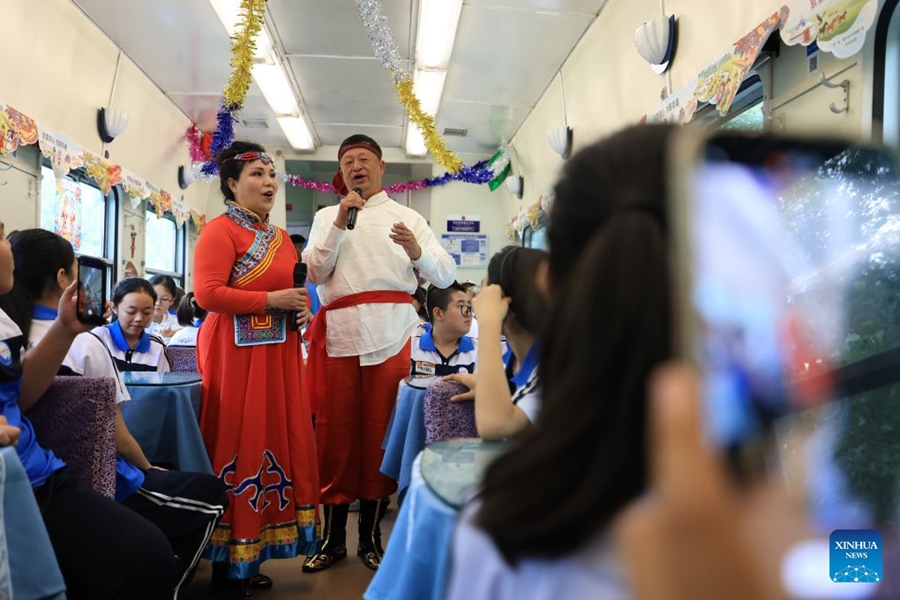 Treno speciale dallo Heilongjiang a Beijing trasporta studenti e insegnanti in viaggio di istruzione