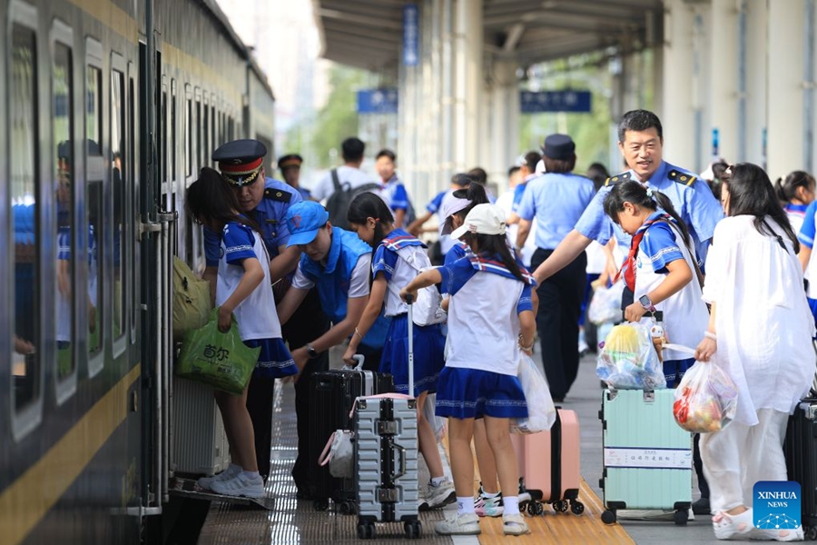 Treno speciale dallo Heilongjiang a Beijing trasporta studenti e insegnanti in viaggio di istruzione