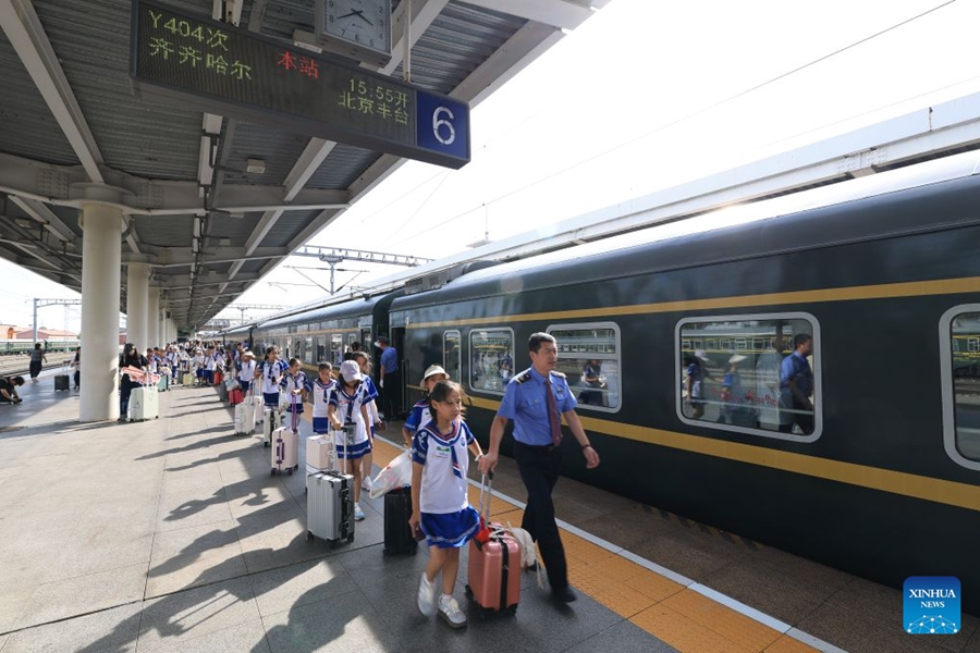 Treno speciale dallo Heilongjiang a Beijing trasporta studenti e insegnanti in viaggio di istruzione