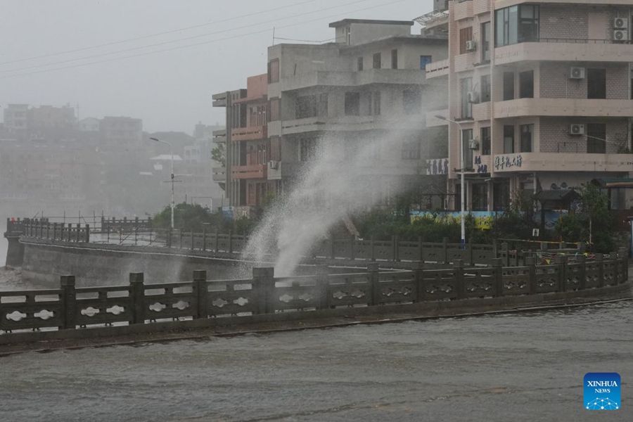Il tifone Dolphin tocca terra nella comunità di Dongsha, a Yuhuan, città di Taizhou, provincia del Zhejiang, Cina orientale. (9 agosto 2026 - Xinhua/Huang Zongzhi)