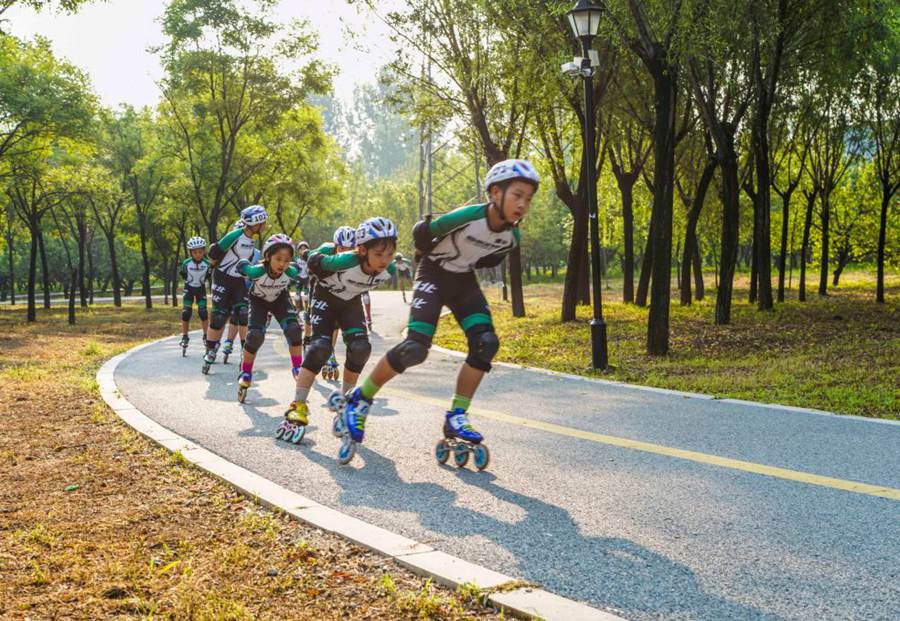 Appassionati praticano il pattinaggio a rotelle in un parco a Zunhua, nella provincia dello Hebei, Cina settentrionale. (6 agosto 2026 - Xinhua/Liu Mancang)