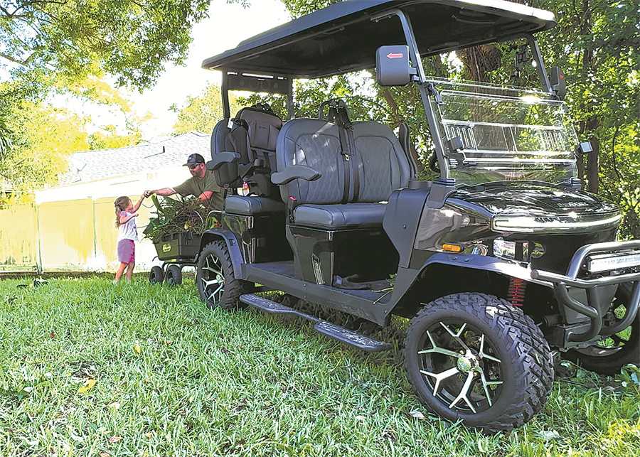 Fermo immagine di un video del canale YouTube "John McCutchan Fishing" mostra un veicolo elettrico Denago Rover XL di fabbricazione cinese, in Florida, Stati Uniti. (Foto fornita a China Daily)