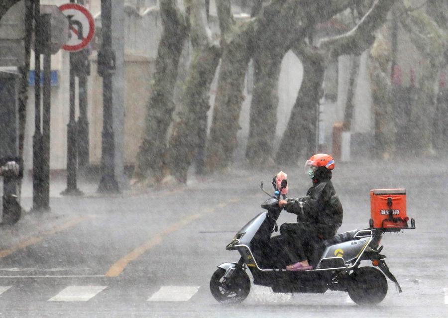Il tifone Dolphin porta forti piogge in diverse regioni della Cina
