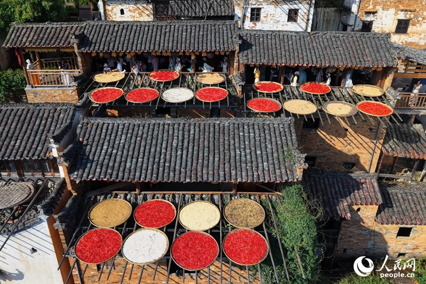 Essiccazione autunnale in un antico villaggio del Jiangxi