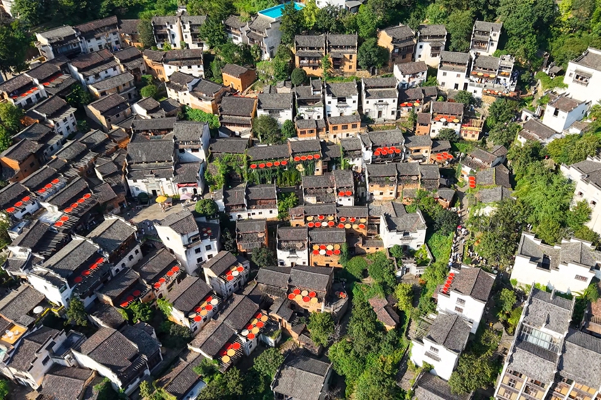 Essiccazione autunnale in un antico villaggio del Jiangxi