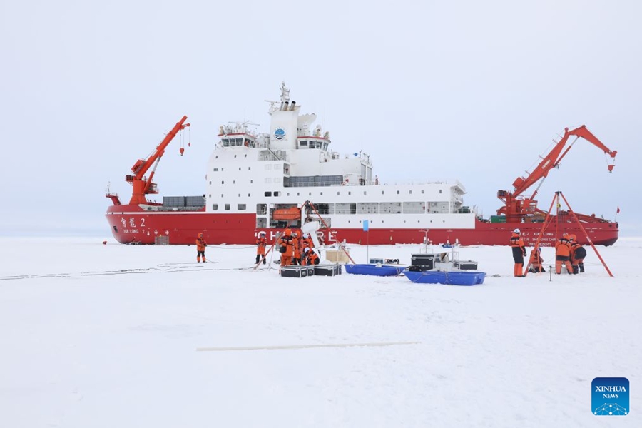 Nave rompighiaccio da ricerca cinese Xuelong 2 svolge operazioni presso stazioni sul ghiaccio nell'Oceano Artico