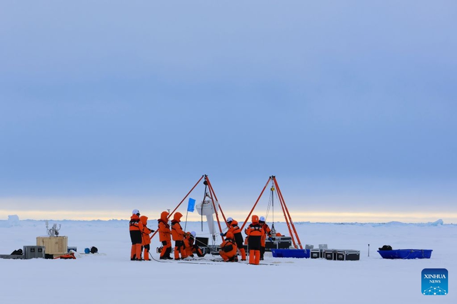 Nave rompighiaccio da ricerca cinese Xuelong 2 svolge operazioni presso stazioni sul ghiaccio nell'Oceano Artico