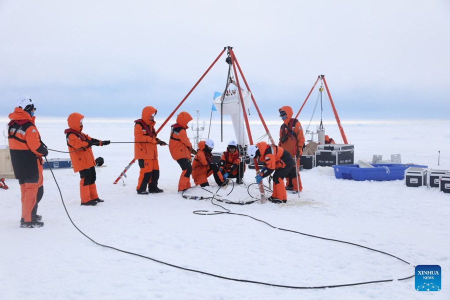 Nave rompighiaccio da ricerca cinese Xuelong 2 svolge operazioni presso stazioni sul ghiaccio nell'Oceano Artico