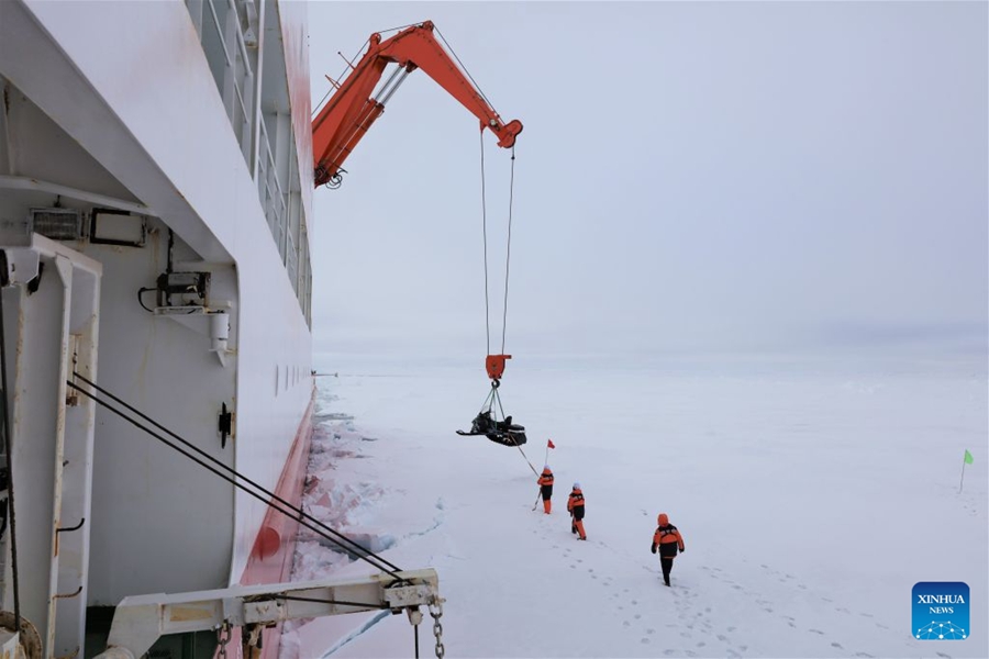 Nave rompighiaccio da ricerca cinese Xuelong 2 svolge operazioni presso stazioni sul ghiaccio nell'Oceano Artico