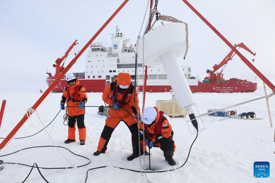 Nave rompighiaccio da ricerca cinese Xuelong 2 svolge operazioni presso stazioni sul ghiaccio nell'Oceano Artico