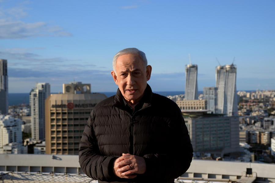 Il Primo Ministro israeliano Benjamin Netanyahu parla presso il quartier generale militare di Kirya a Tel Aviv, Israele. (1 marzo 2026 - GPO/via Xinhua)