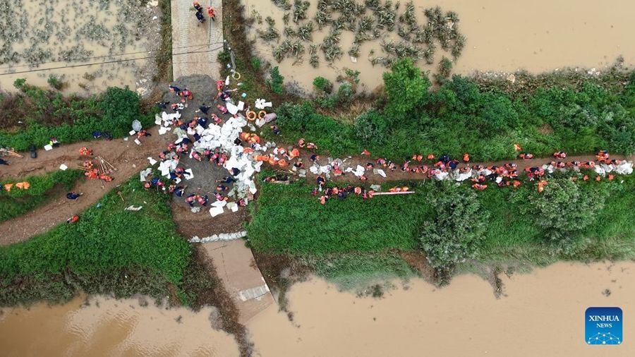 Migliaia gli evacuati mentre le forti piogge fanno ingrossare i fiumi nella Cina centrale