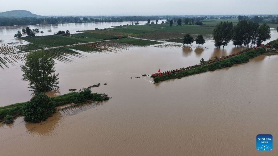 Migliaia gli evacuati mentre le forti piogge fanno ingrossare i fiumi nella Cina centrale