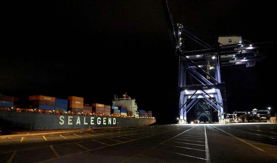 La Istanbul Bridge, la prima nave della rotta espressa di trasporto container artico Cina-Europa, in arrivo al porto di Felixstowe, Regno Unito. (Xinhua/Li Ying)