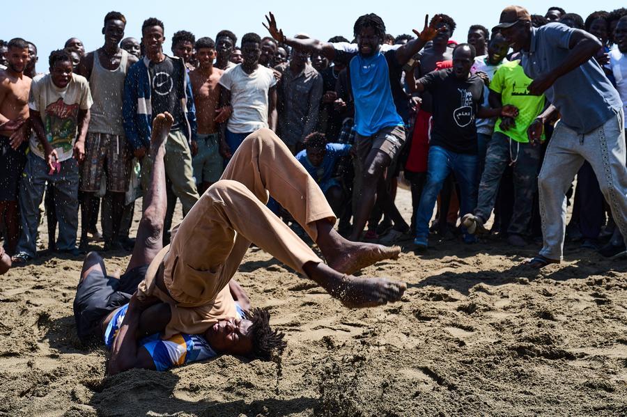 Migranti irregolari sulla spiaggia di Trampolin a Ceuta, Spagna. (15 agosto 2026 - Xinhua/Meng Dingbo)