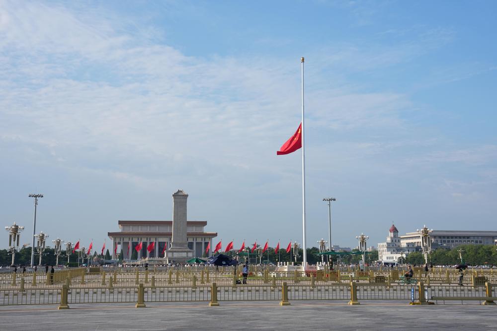 Bandiera a mezz'asta a Tiananmen in memoria del compagno Zhu Rongji