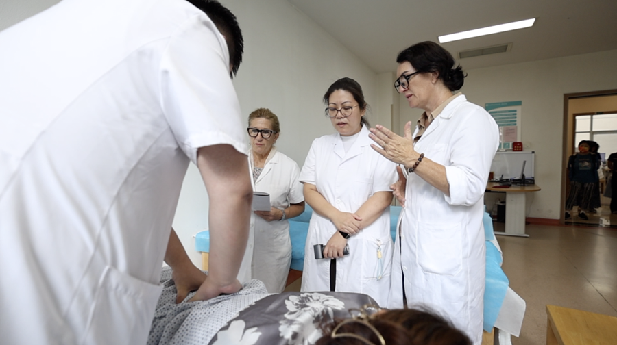 Studenti italiani esplorano la cultura della Medicina Tradizionale Cinese a Tianjin