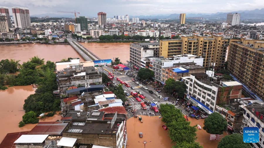 Soccorritori evacuano i residenti rimasti bloccati a seguito delle forti piogge nel Guangxi