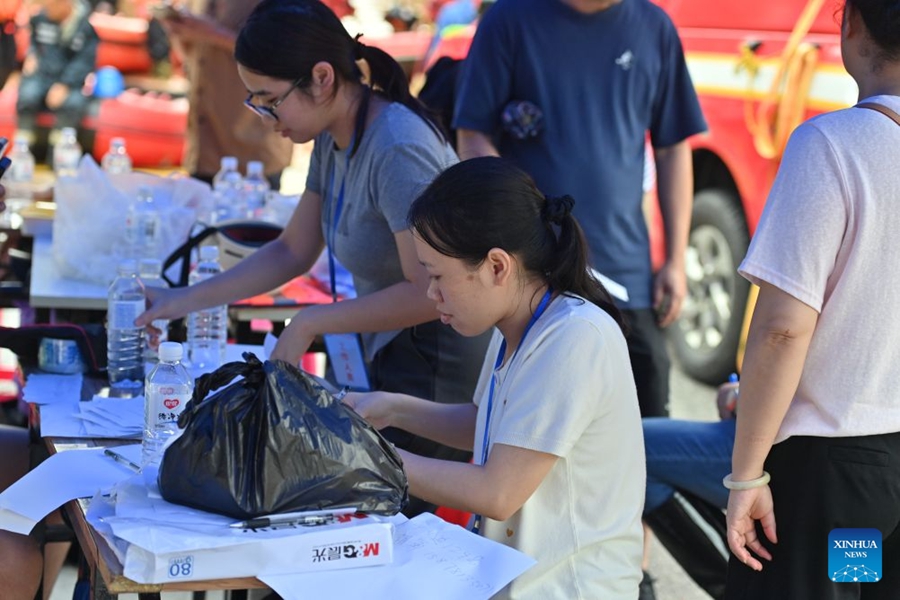 Soccorritori evacuano i residenti rimasti bloccati a seguito delle forti piogge nel Guangxi
